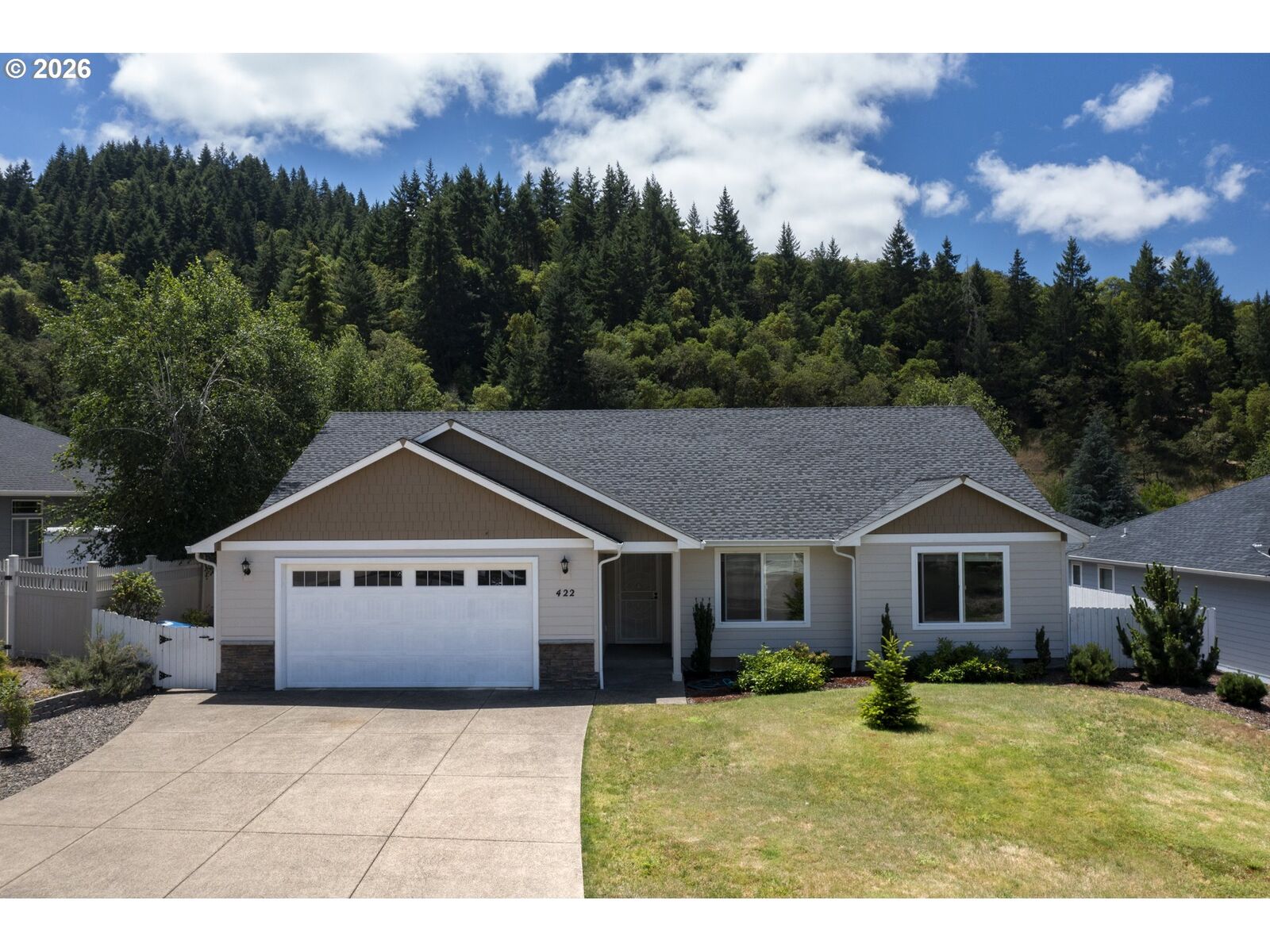Property Photo: 422 Oak Valley Loop OR 97495