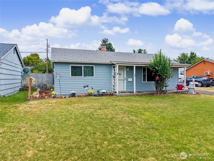 Property Photo:  709 S Hawthorne Drive  WA 98837 