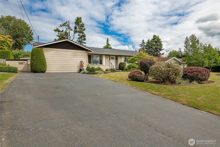 Property Photo:  2808  Azalea Place  WA 98225 