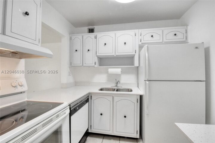 Property Photo:  10387 N Kendall Dr R2  FL 33176 