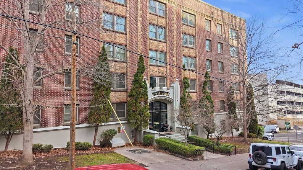 Property Photo: 704 W 6th Ave #301 WA 99204