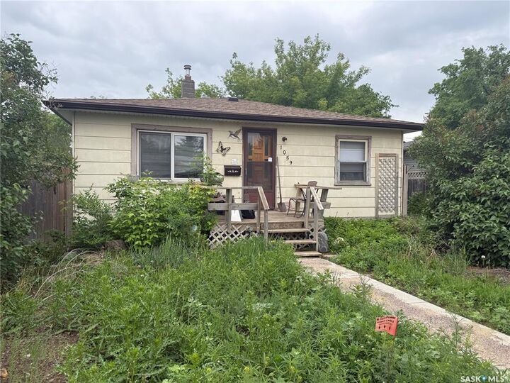 1059 Caribou Street W — photo 1