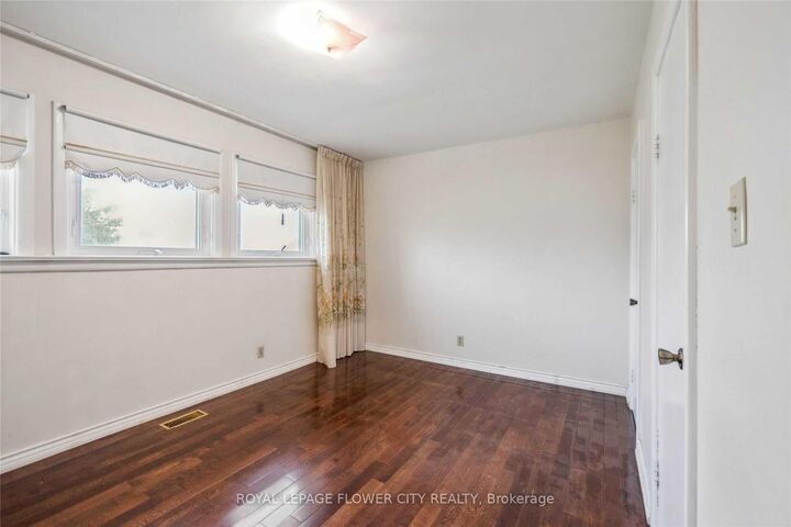 Property Photo: 51 Hillside Avenue ON L4K 1X1