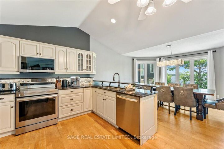 1634 Morris Avenue — photo 1