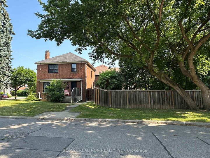 Property Photo: 27 Westgate Boulevard ON M3H 1N8