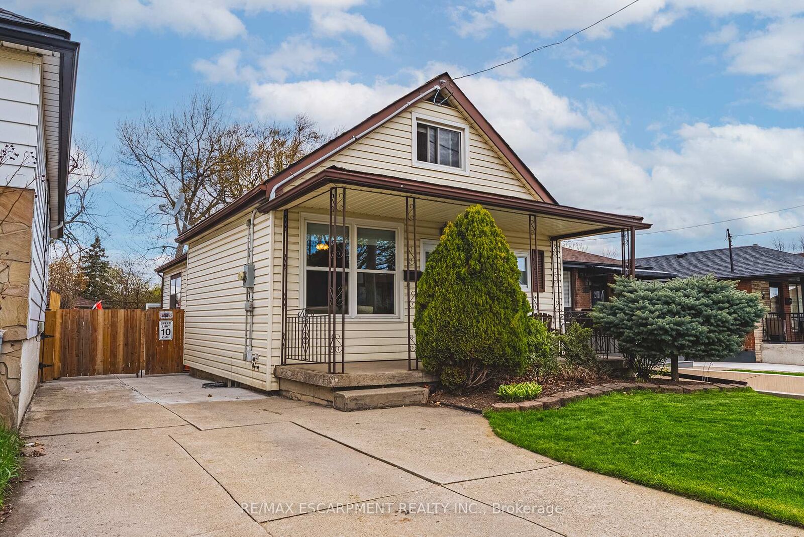 Property Photo:  161 Ivon Avenue  ON L8H 5S7 