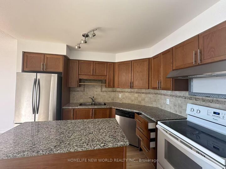 Property Photo:  18 Harding Boulevard 1126  ON L4C 0T3 