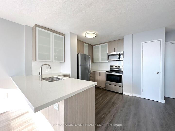 Property Photo:  2575 Danforth Avenue 2109  ON M4C 1L5 
