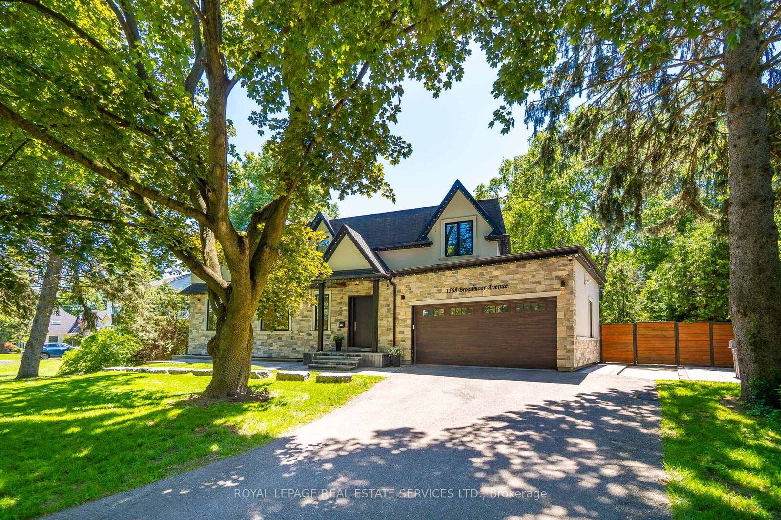Property Photo: 1568 Broadmoor Avenue ON L5G 3V1