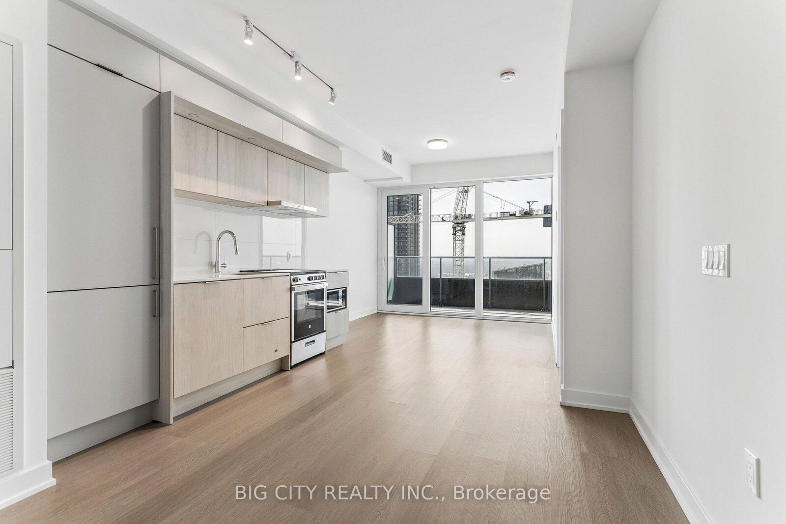 Property Photo: 448 Burnhamthorpe Road W 4501 ON L5B 4M6