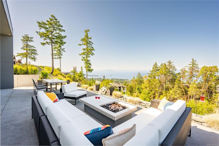Property Photo: 7482 Copley Ridge Dr BC V0R 2H0