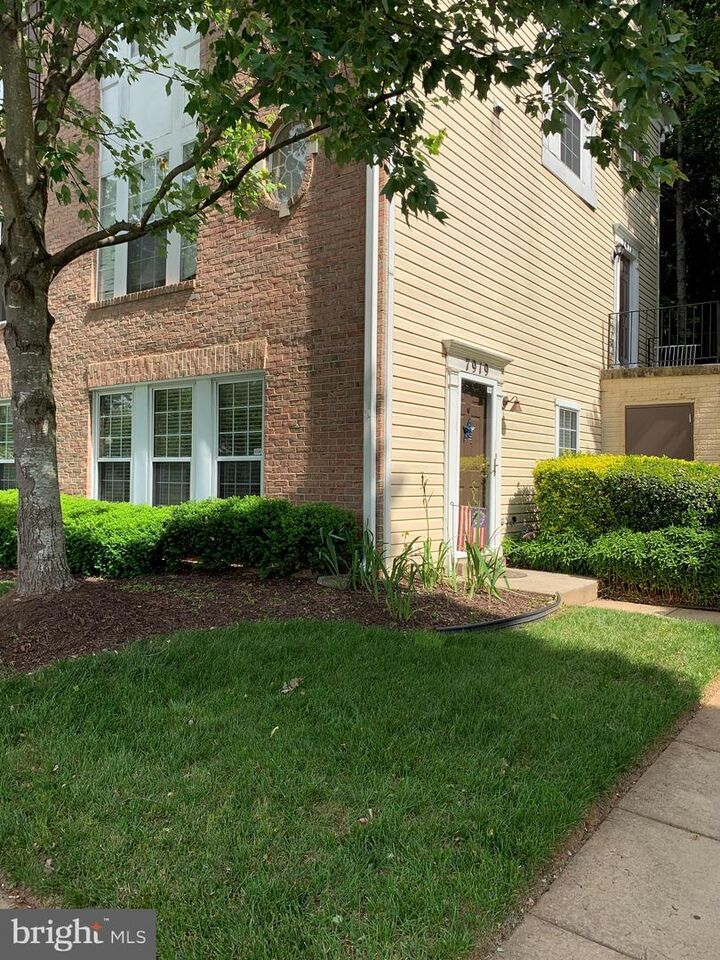 Property Photo:  7919 Foxcrest Court 7919  MD 20854 