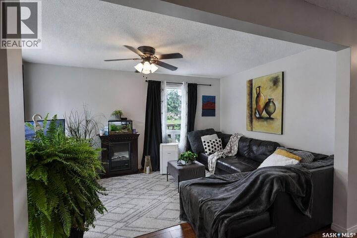 Property Photo:  800 1st Street E  SK S6V 0C2 