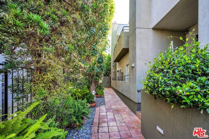Property Photo:  1735 Malcolm Ave  CA 90024 