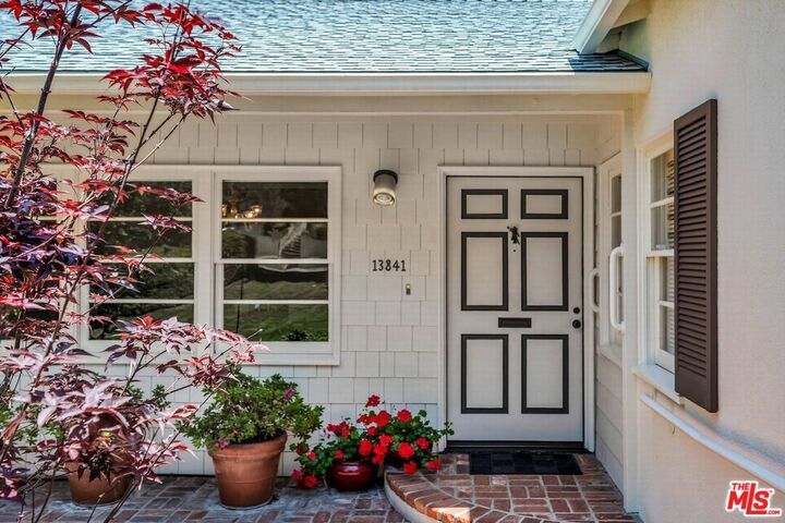 Property Photo:  13841 Valley Vista Blvd  CA 91423 