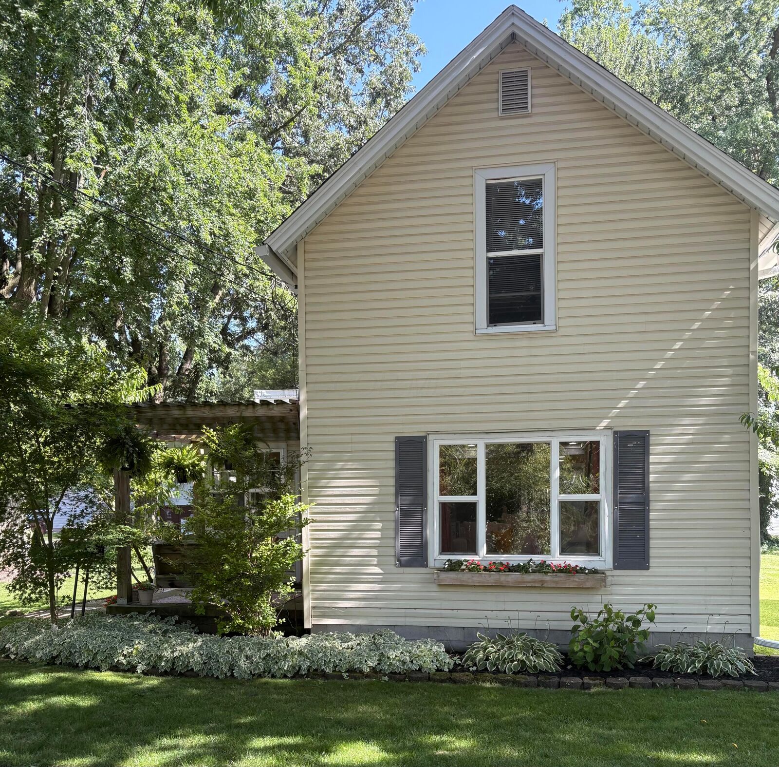 Property Photo: 204 E Blagrove Street OH 43344