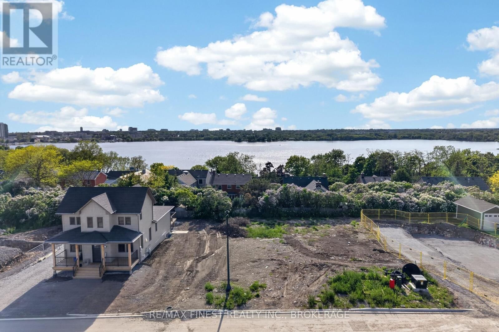 Property Photo:  230 Old Kiln Crescent  ON K7K 0L7 