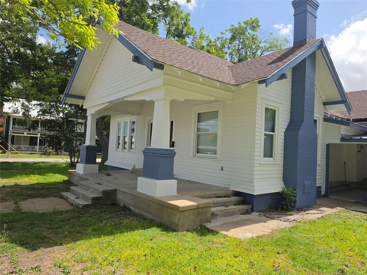 Property Photo:  101 N N Hackberry  TX 77975 