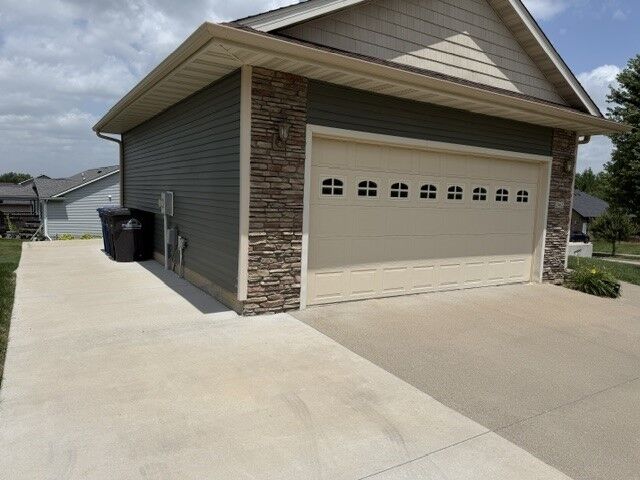 Property Photo:  2462 E Highview Drive  IA 50320 