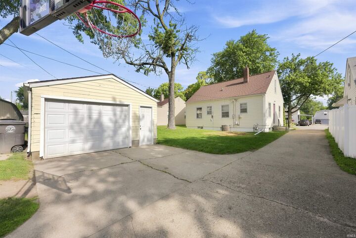 Property Photo:  1815 Cherokee Road  IN 46808-2279 