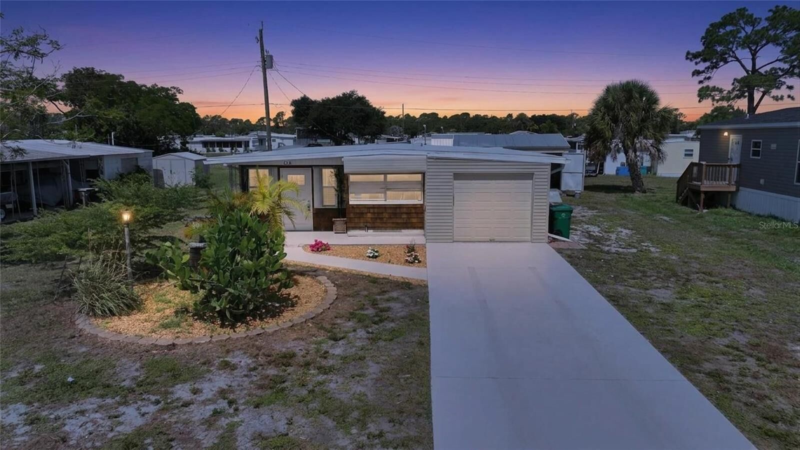 Property Photo:  658 Via Cala  FL 34224 