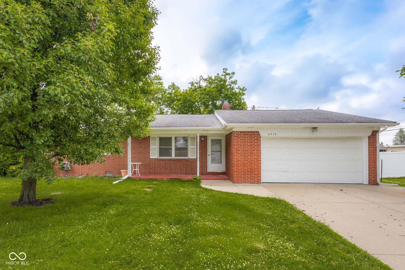 Property Photo:  2715 Magnolia Court  IN 47203 