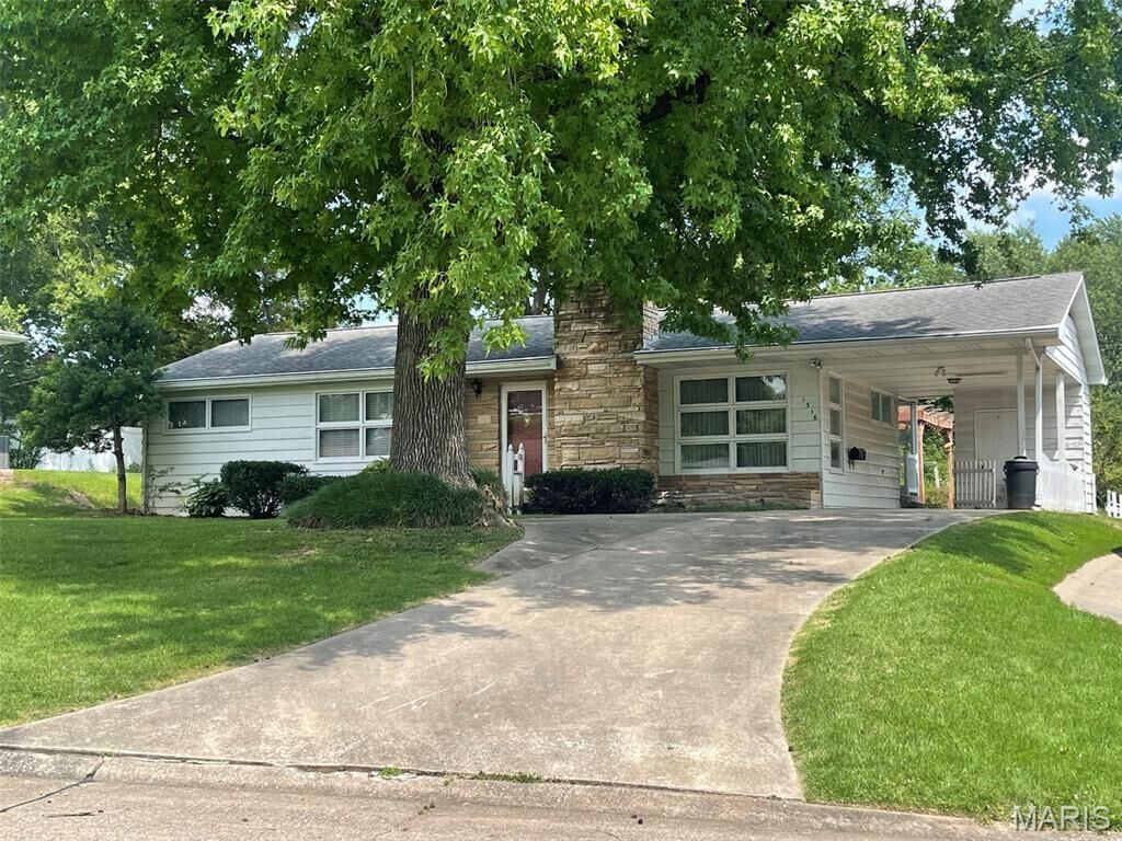 Property Photo:  1316 Victoria Drive  MO 63701 
