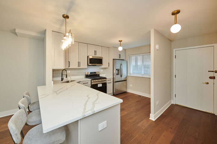 Property Photo:  7074 N Ridge Boulevard 1E  IL 60645 