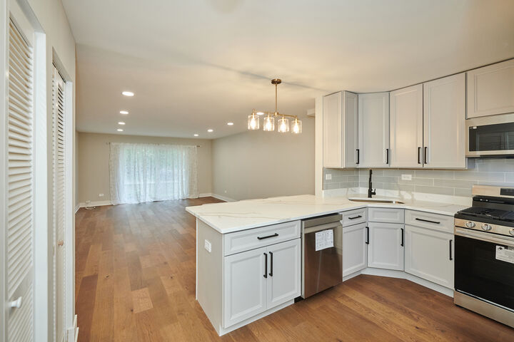 Property Photo: 7074 N Ridge Boulevard 1E IL 60645