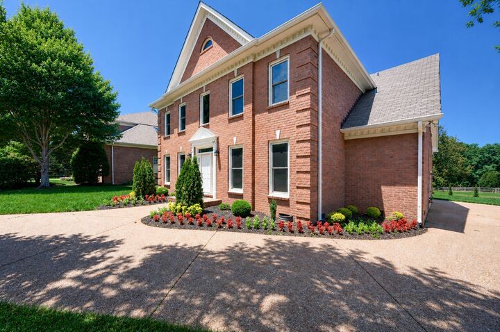 Property Photo:  1605 Ardenwood Ct  TN 37215 