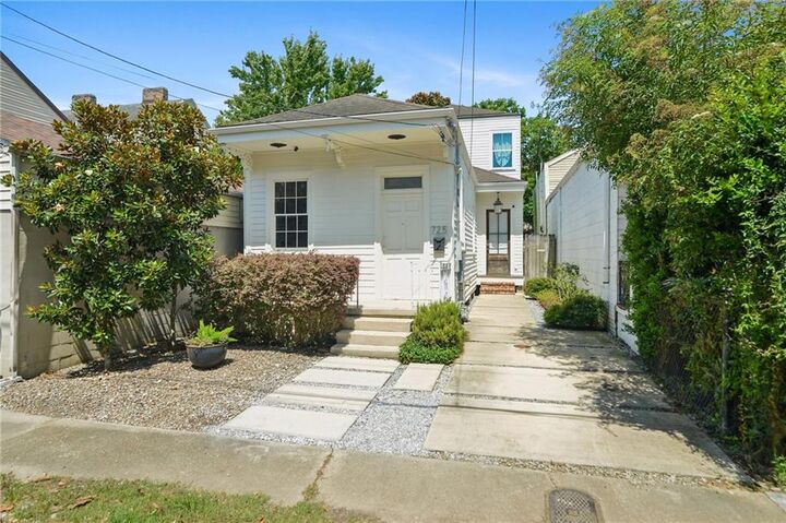 Property Photo:  725 Robert Street  LA 70115 