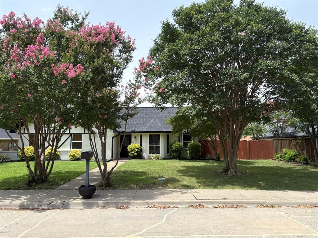 Property Photo:  1513 Chisolm Trail  TX 75077 