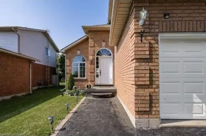 Property Photo: 42 Thistlemoor Drive ON N3W 2K4