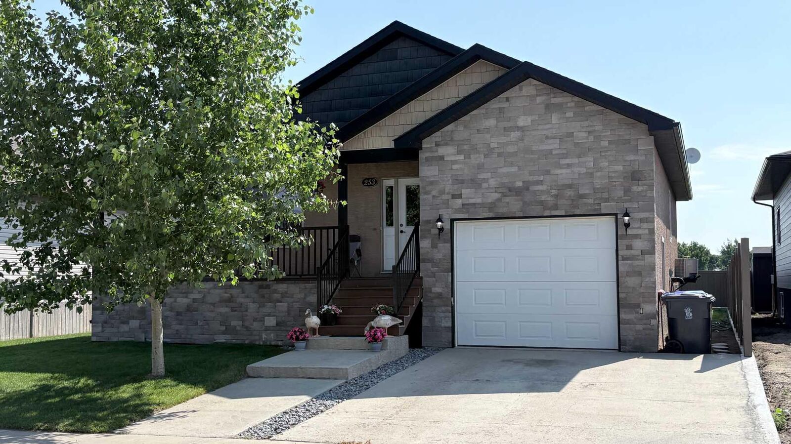 Property Photo:  253 Westview Crescent  AB T0K 0G0 