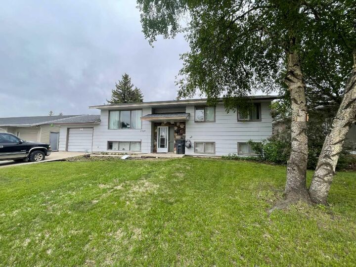 Property Photo:  1020 1 Street W  SK S0L 1S0 