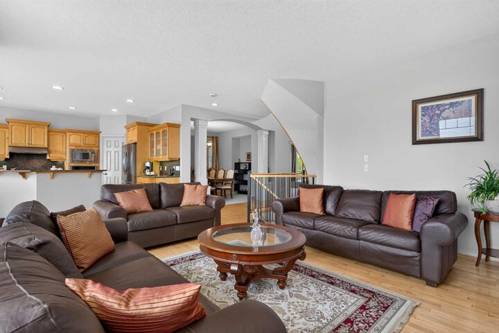 Property Photo:  121 Sherwood Way NW  AB T3R 1M8 