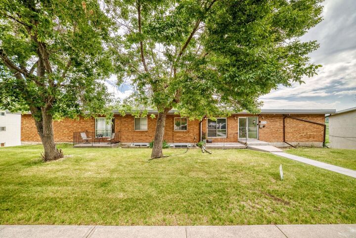 Property Photo: 4328 4 Street NW 201 AB T2K 1A2