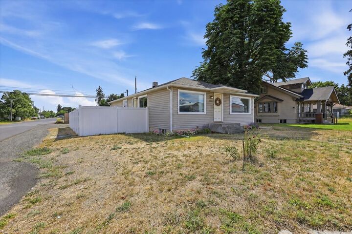 Property Photo: 1828 E Francis Ave WA 99208