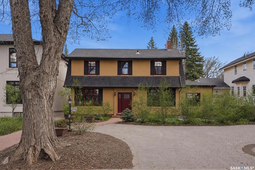 Property Photo: 208 Saskatchewan Crescent W SK S7M 0A5