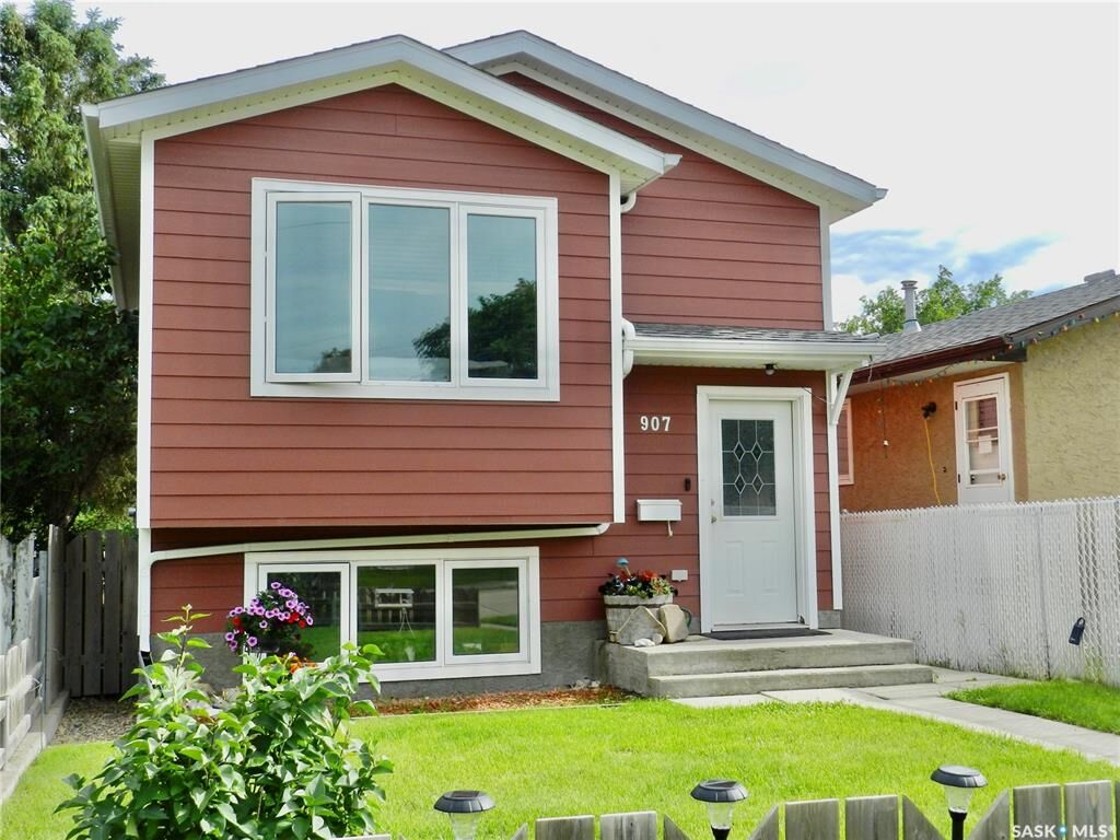 Property Photo: 907 Ominica Street E SK S6H 0J1