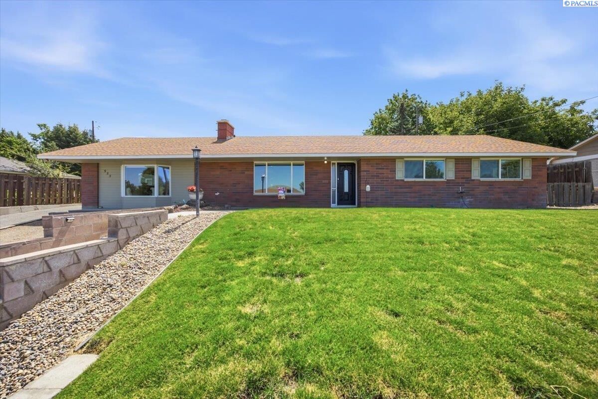 Property Photo:  933 Vine Ave  WA 98944-1743 