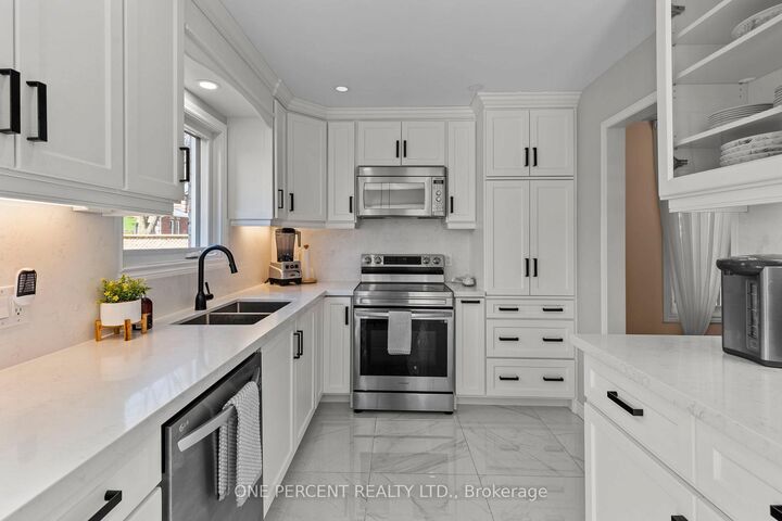 Property Photo: 1 Dixon Court ON L4N 7H1