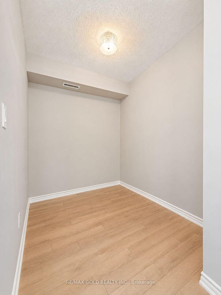 Photo de la propriété:  570 Lolita Gardens 442  ON L5A 0A1 