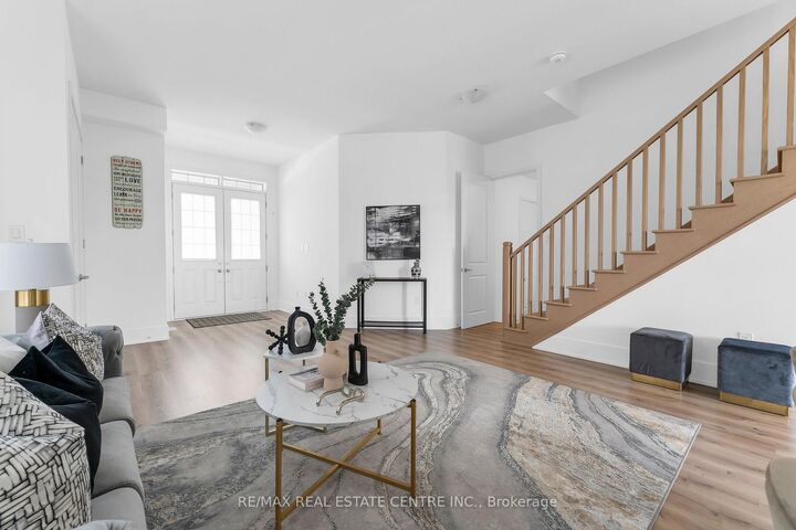749 Gilmour Crescent — photo 1