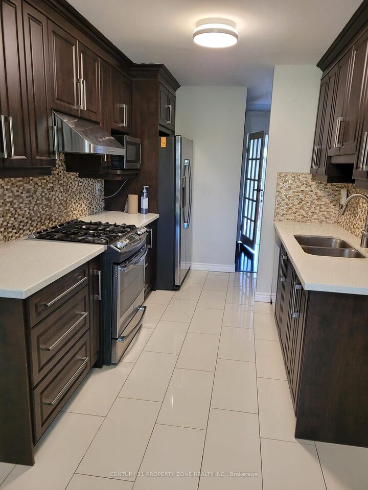 Property Photo:  833 Scollard Court 106  ON L5V 2B4 