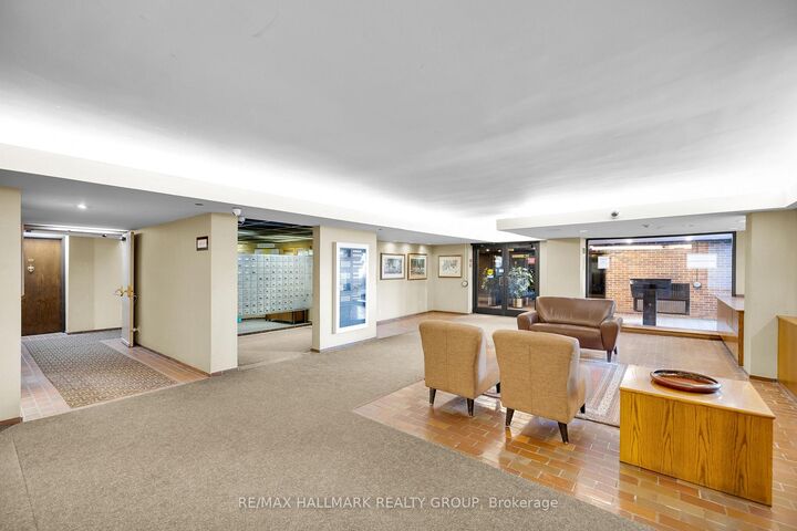 Property Photo: 151 Bay Street 810 ON K1R 7T2