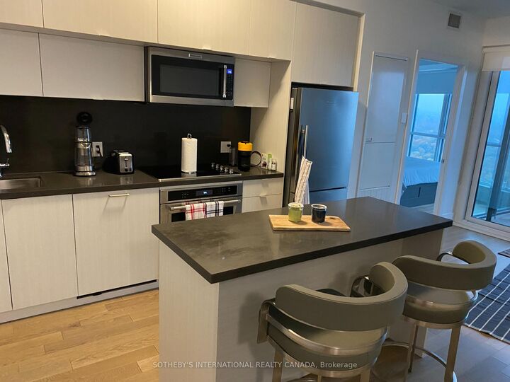 Property Photo:  585 Bloor Street E 4215  ON M4W 0B3 