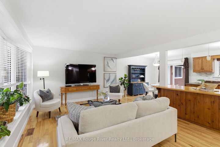 Property Photo:  98 Applewood Crescent  ON L1N 2E7 