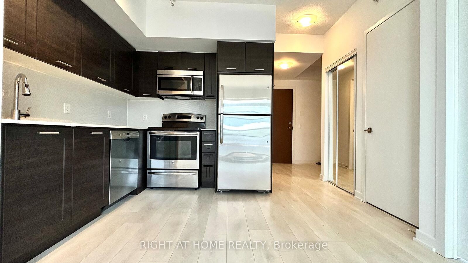 Photo de la propriété: 2212 Lake Shore Boulevard W 613 ON M8V 0C2