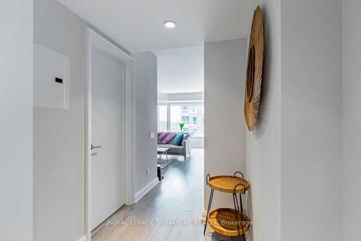 Photo de la propriété:  155 Yorkville Avenue 1814  ON M5R 0B4 